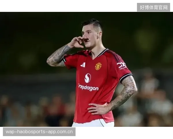 曼联中场长传直达前锋，制造单刀良机，尽显战术魅力