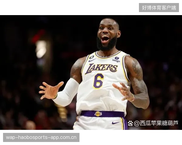 詹姆斯篮下强吃并造犯规，湖人稳住胜势